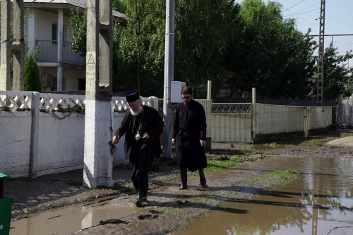 Arhiepiscopul Dunării de Jos în mijlocul sinistraților gălățeni Poza 308896