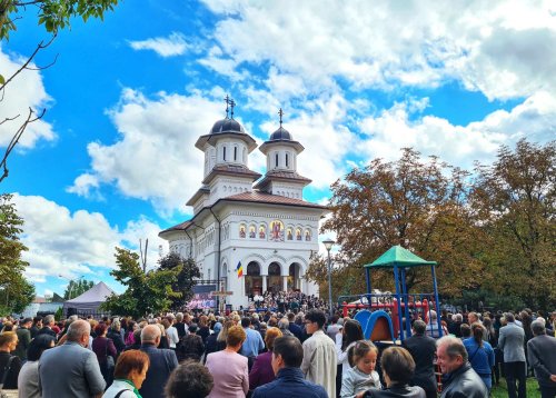 Biserica „Sfântul Arhanghel Mihail” din Cluj-Napoca a fost târnosită Poza 308797