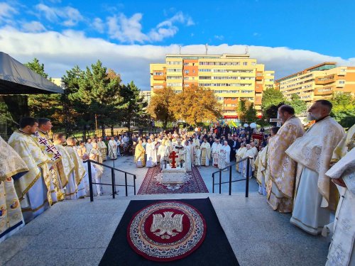 Biserica „Sfântul Arhanghel Mihail” din Cluj-Napoca a fost târnosită Poza 308799