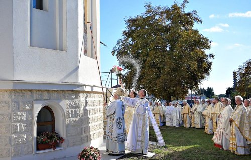 Biserica „Sfântul Arhanghel Mihail” din Cluj-Napoca a fost târnosită Poza 308800