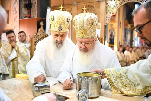 Biserica „Sfântul Arhanghel Mihail” din Cluj-Napoca a fost târnosită Poza 308801