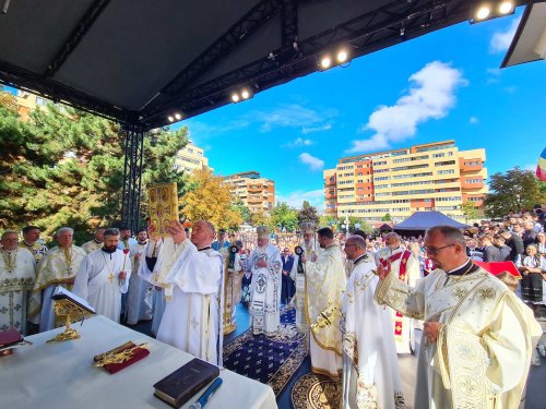 Biserica „Sfântul Arhanghel Mihail” din Cluj-Napoca a fost târnosită Poza 308802