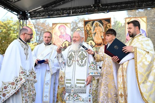 Biserica „Sfântul Arhanghel Mihail” din Cluj-Napoca a fost târnosită Poza 308803