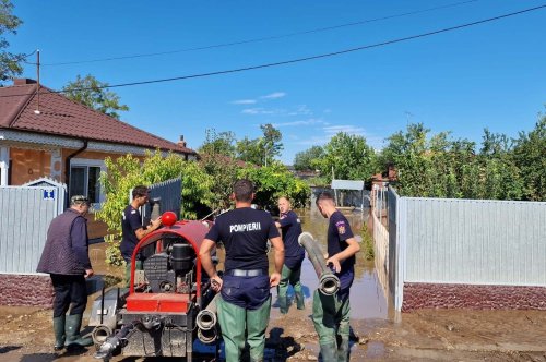 Mobilizare pentru ajutorarea oamenilor loviți de inundații Poza 308789