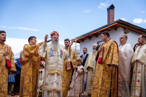 Biserica din satul ieșean Arama a primit veșmânt nou de har Poza 308956