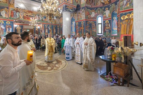 Cinstirea unei familii de sfinți mucenici la o biserică bucureșteană Poza 309103