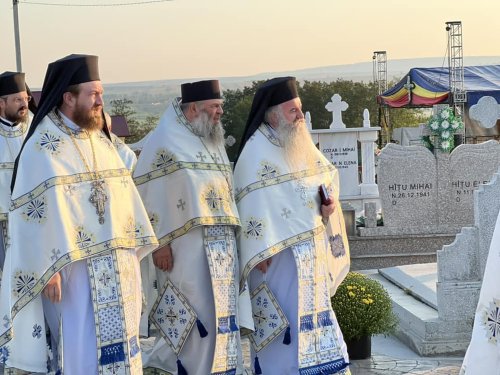 Biserica „Izvorul Tămăduirii” din Hlipiceni, sfințită de doi ierarhi Poza 309230