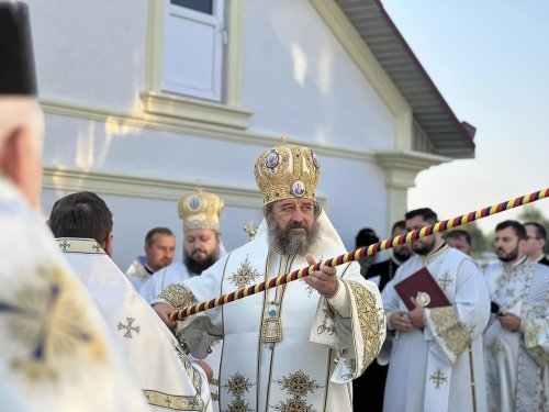 Biserica „Izvorul Tămăduirii” din Hlipiceni, sfințită de doi ierarhi Poza 309236