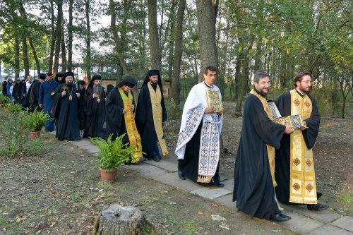 Moaştele Sfântului Mucenic Ciprian întâmpinate la Mănăstirea „Sfânta Treime” din Drăgăneşti Vlaşca Poza 309253