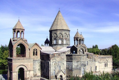 Resfințirea Catedralei Patriarhale de la Ecimiadzin, „lăcaș de cult cu o importanță deosebită în istoria Bisericii Apostolice Armene” Poza 309835