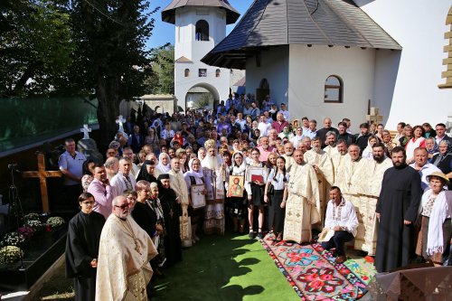 Paraclisul Parohiei Valea Seacă a fost târnosit Poza 309898