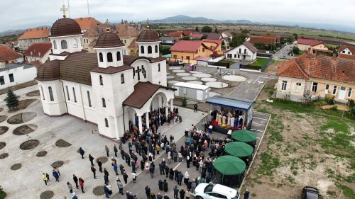 Pictura bisericii din Bod-Colonie, judeţul Braşov, a fost sfinţită Poza 310066