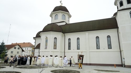 Pictura bisericii din Bod-Colonie, judeţul Braşov, a fost sfinţită Poza 310072