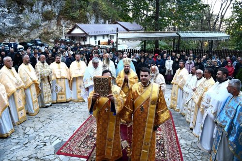 Sărbătoarea „Acoperământul Maicii Domnului” în Episcopia Caransebeșului Poza 310426