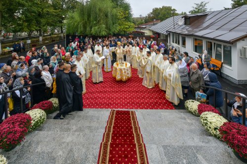 Binecuvântare la ceas de împlinire în Parohia „Buna Vestire”-Giulești Poza 310574