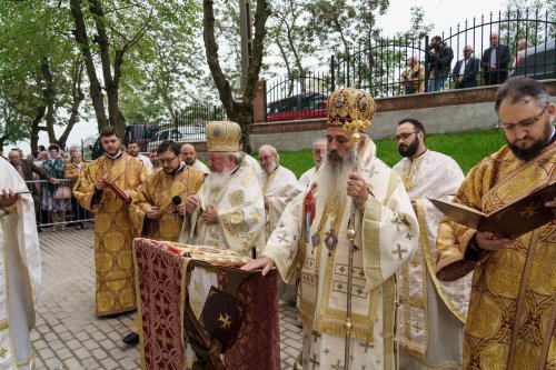 Doi ierarhi au sfințit biserica Parohiei „Sfântul Ierarh Nicolae” din Ciulinești - Probota Poza 310661