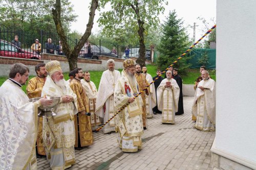 Doi ierarhi au sfințit biserica Parohiei „Sfântul Ierarh Nicolae” din Ciulinești - Probota Poza 310670