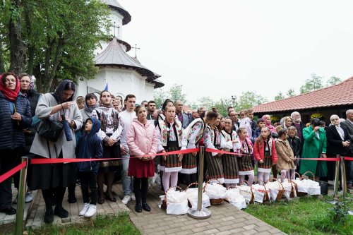 Doi ierarhi au sfințit biserica Parohiei „Sfântul Ierarh Nicolae” din Ciulinești - Probota Poza 310671