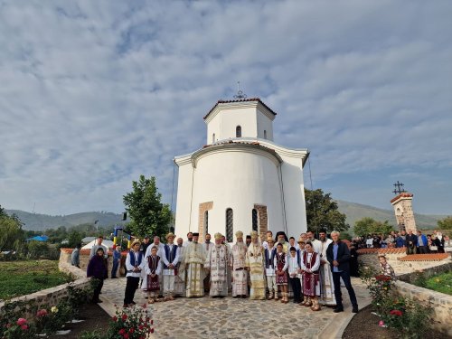 Trei ierarhi au sfințit o veche biserică renăscută din Dobrogea Poza 310681