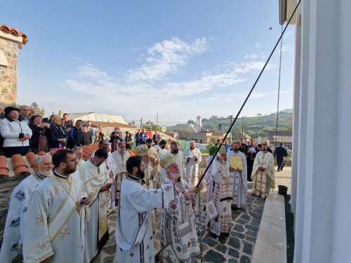 Trei ierarhi au sfințit o veche biserică renăscută din Dobrogea Poza 310685