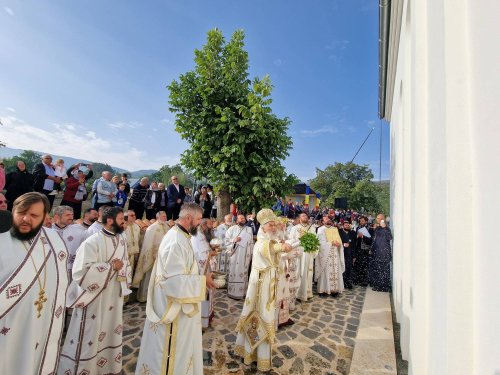 Trei ierarhi au sfințit o veche biserică renăscută din Dobrogea Poza 310687