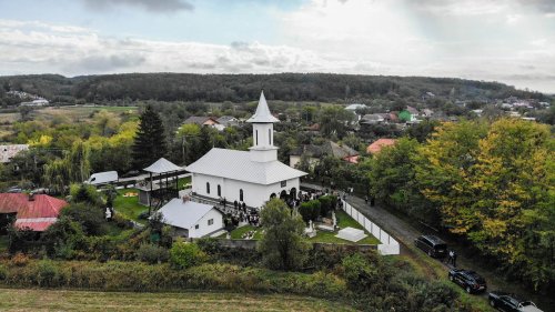 Veșmântul harului pentru o biserică din Argeș Poza 310680