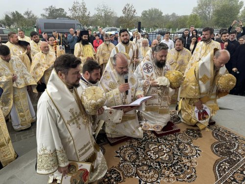 Biserica „Sfântul Cuvios Dimitrie cel Nou” din satul Gotești a fost sfințită Poza 311345