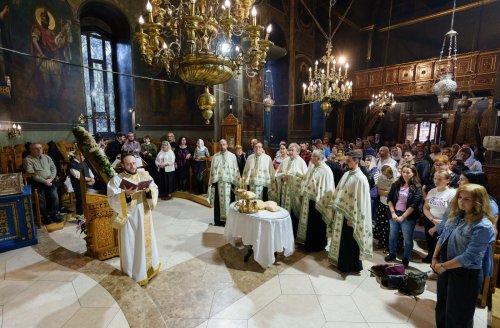 Laudă de seară adusă Sfintei Parascheva la Biserica Domnească din Capitală