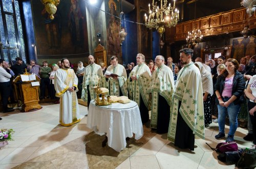 Laudă de seară adusă Sfintei Parascheva la Biserica Domnească din Capitală Poza 311571