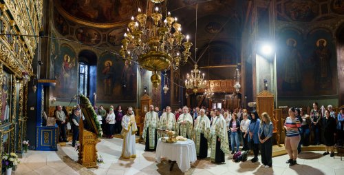 Laudă de seară adusă Sfintei Parascheva la Biserica Domnească din Capitală Poza 311573