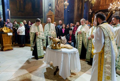 Laudă de seară adusă Sfintei Parascheva la Biserica Domnească din Capitală Poza 311574