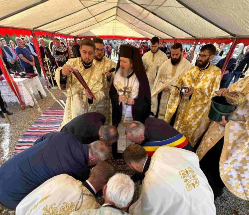 Piatră de temelie pentru o nouă biserică în Eparhia Oradiei, la Dumbrăveni Poza 311601