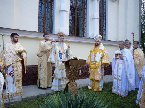 Doi ierarhi au sfințit biserica din satul Malcoci, raionul Ialoveni Poza 312184