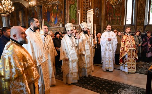 Biserica „Sfânta Treime” și „Sfântul Cuvios Siluan Athonitul” din Petroșani a fost resfințită Poza 312381