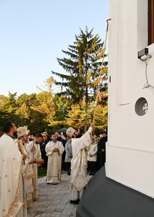 Biserica „Sfânta Treime” și „Sfântul Cuvios Siluan Athonitul” din Petroșani a fost resfințită Poza 312382