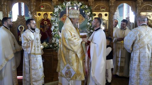 Pictura bisericii din Broşteni, judeţul Sibiu, a fost sfinţită Poza 312466