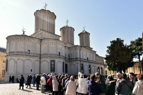 Joi are loc procesiunea „Calea Sfinților” în București  Poza 312516