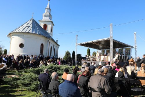 Liturghie arhierească la Arieșu de Pădure, Maramureş Poza 312501