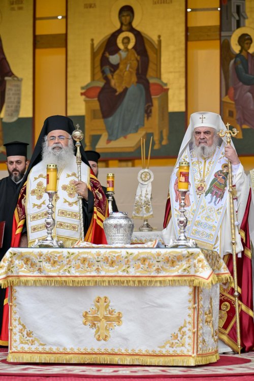 Debutul hramului de toamnă al Catedralei Patriarhale Poza 312850