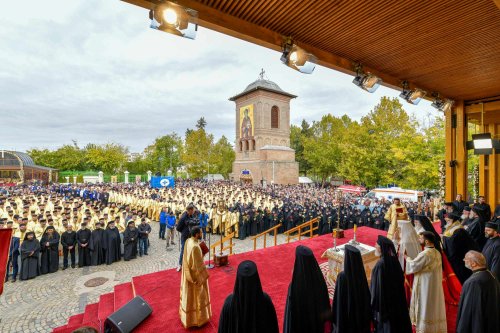 Debutul hramului de toamnă al Catedralei Patriarhale Poza 312860