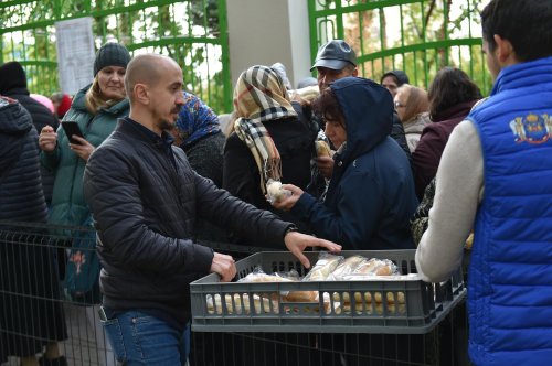 Hrană pentru pelerinii de pe Dealul Patriarhiei Poza 312895