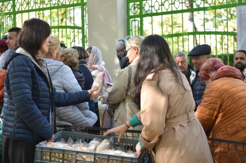 Continuă distribuirea de hrană pentru pelerini Poza 312993