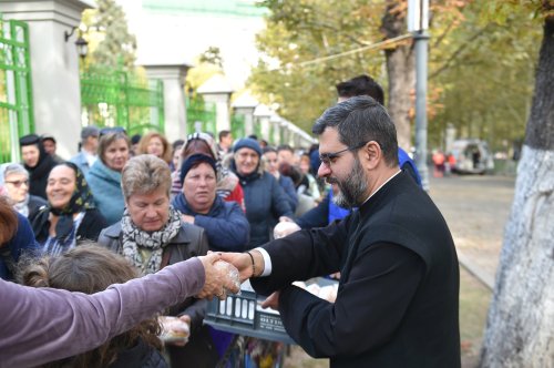 Sunt distribuite alimente și în ultima zi a pelerinajului din București Poza 313970