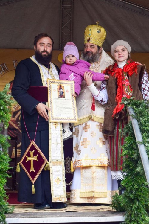 Liturghie arhierească și sfințire de casă socială în Parohia Oroftiana de Sus Poza 314091