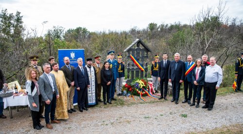 Sfințire de troiță la un monument al eroilor români din Slovenia Poza 314096