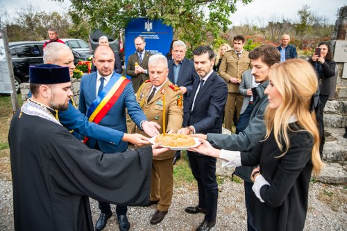 Sfințire de troiță la un monument al eroilor români din Slovenia Poza 314097