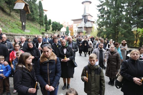 Parastas pentru Arhiepiscopul Justinian Chira la Rohia Poza 314269