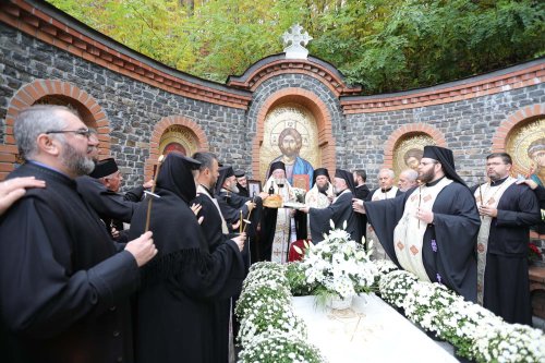 Parastas pentru Arhiepiscopul Justinian Chira la Rohia Poza 314270