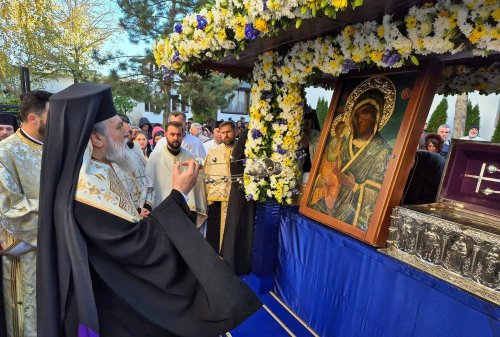 Icoană făcătoare de minuni adusă în orașul ialomițean Slobozia Poza 314945