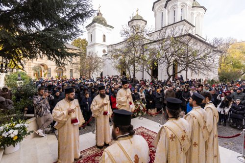 Prinos de laudă adus unui ierarh taumaturg în Capitală Poza 315324